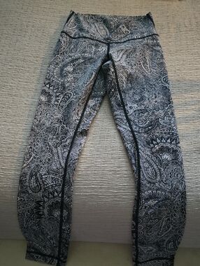 Women's Black & White Paisley Active Leggings